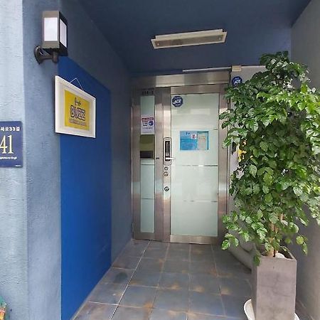 Buzz Guesthouse Hostel โซล ภายนอก รูปภาพ